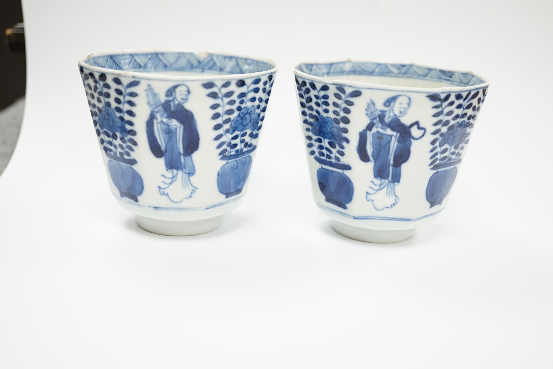 A pair of Chinese blue and white cups, 19th century, 7.5cm